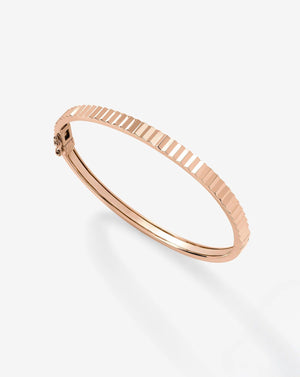 Elegant Fluted Gold Bangle - Timeless Luxury Accessory.