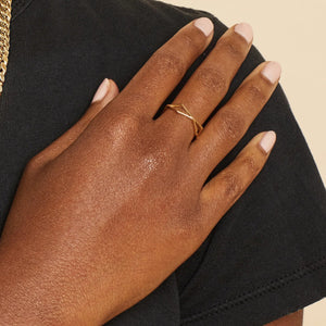 Vintage 1975 Bow Ring – Timeless Elegance and Charm.