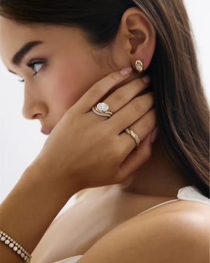 Stunning 3.30ct Oval Diamond Wave Engagement Ring in 14K Gold.