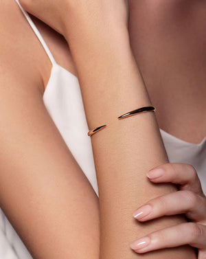 Elegant Gold Claw Cuff Bracelet – A Statement of Luxury.