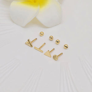 Stunning 14K Gold Leaf Helix Hoop Earring – Nature-Inspired Elegance for Everyday and Special Occasions.