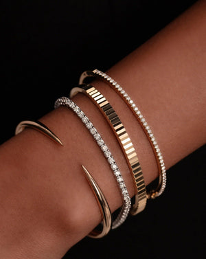 Elegant Gold Claw Cuff Bracelet – A Statement of Luxury.