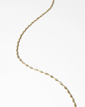 Elegant Twisted Dorica Chain Necklace - A Timeless Statement Piece.