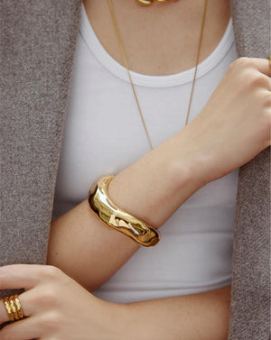 Elegant Forma Bangle - Timeless Style for Every Occasion.