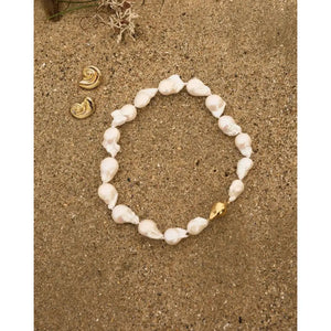 Elegant Baroque Pearl Necklace - Timeless Luxury Accessory.