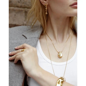 Elegant Forma Pendant Necklace - A Timeless Statement Piece.