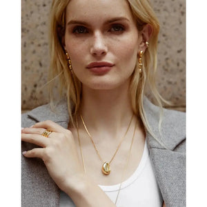 Elegant Forma Pendant Necklace - A Timeless Statement Piece.