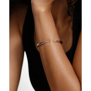 Elegant Gold Claw Cuff Bracelet – A Statement of Luxury.