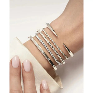 Elegant Gold Claw Cuff Bracelet – A Statement of Luxury.
