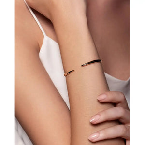 Elegant Gold Claw Cuff Bracelet – A Statement of Luxury.
