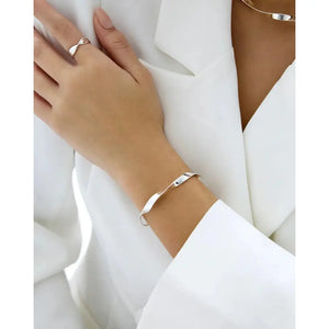 Elegant Silver Twist Cuff Bracelet – Timeless Style and Sophistication.