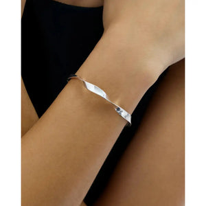 Elegant Silver Twist Cuff Bracelet – Timeless Style and Sophistication.