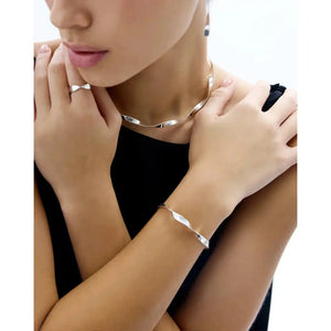 Elegant Silver Twist Cuff Bracelet – Timeless Style and Sophistication.