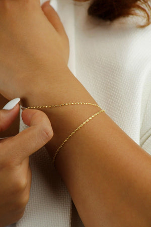 Elegant 10K Solid Gold Twisted Chain Bracelet - Dainty and Stackable Everyday Essential for Women.