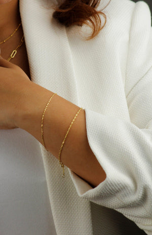 Elegant 10K Solid Gold Twisted Chain Bracelet - Dainty and Stackable Everyday Essential for Women.