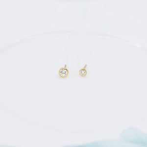 Stunning 14K Solid Gold Threadless Cartilage Stud Earring - Round Flat Back Helix Conch Labret Design.