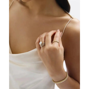 Stunning 3.30ct Oval Diamond Wave Engagement Ring in 14K Gold.