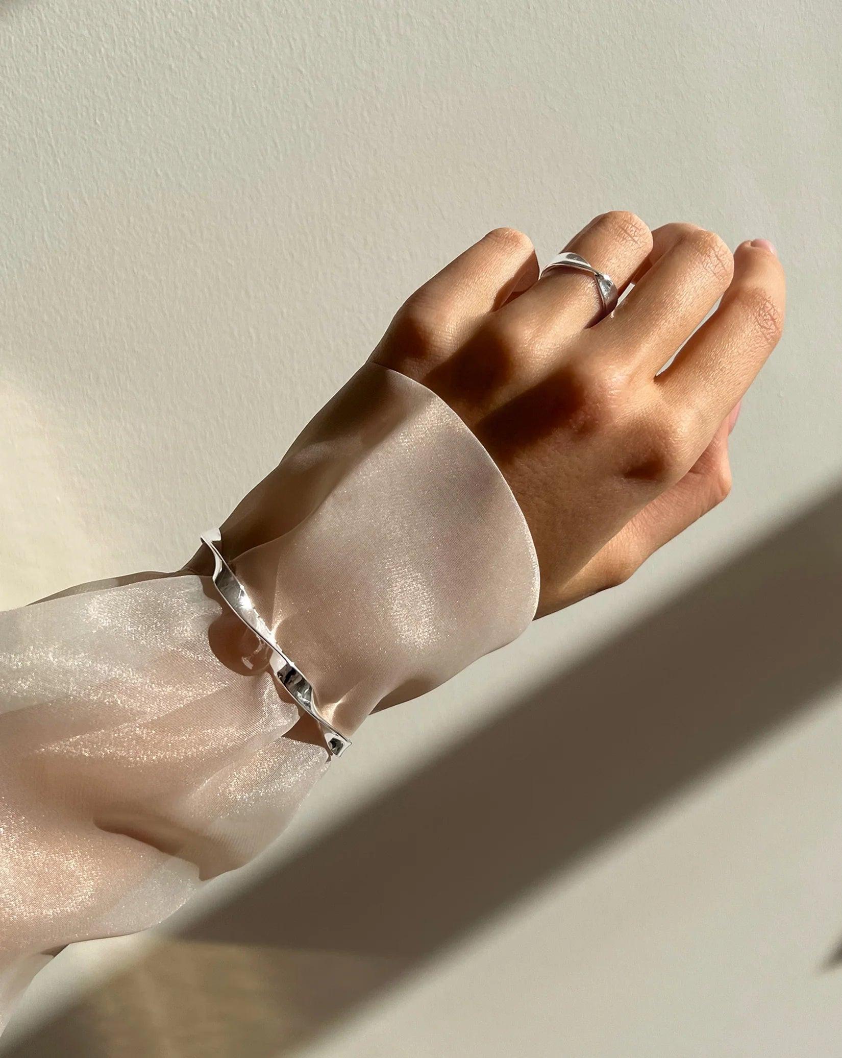 Elegant Silver Twist Cuff Bracelet – Timeless Style and Sophistication.
