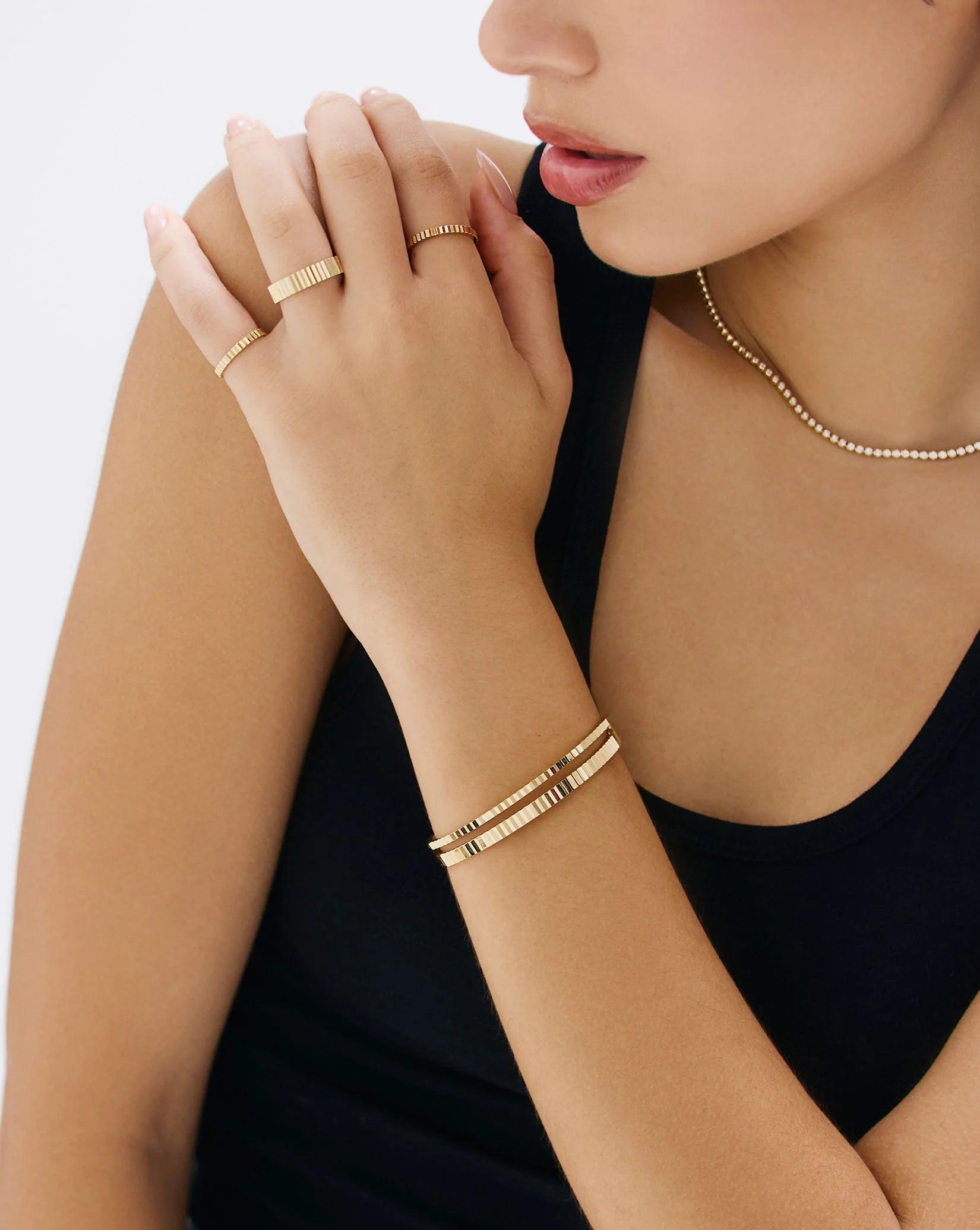 Elegant Fluted Gold Bangle - Timeless Luxury Accessory.