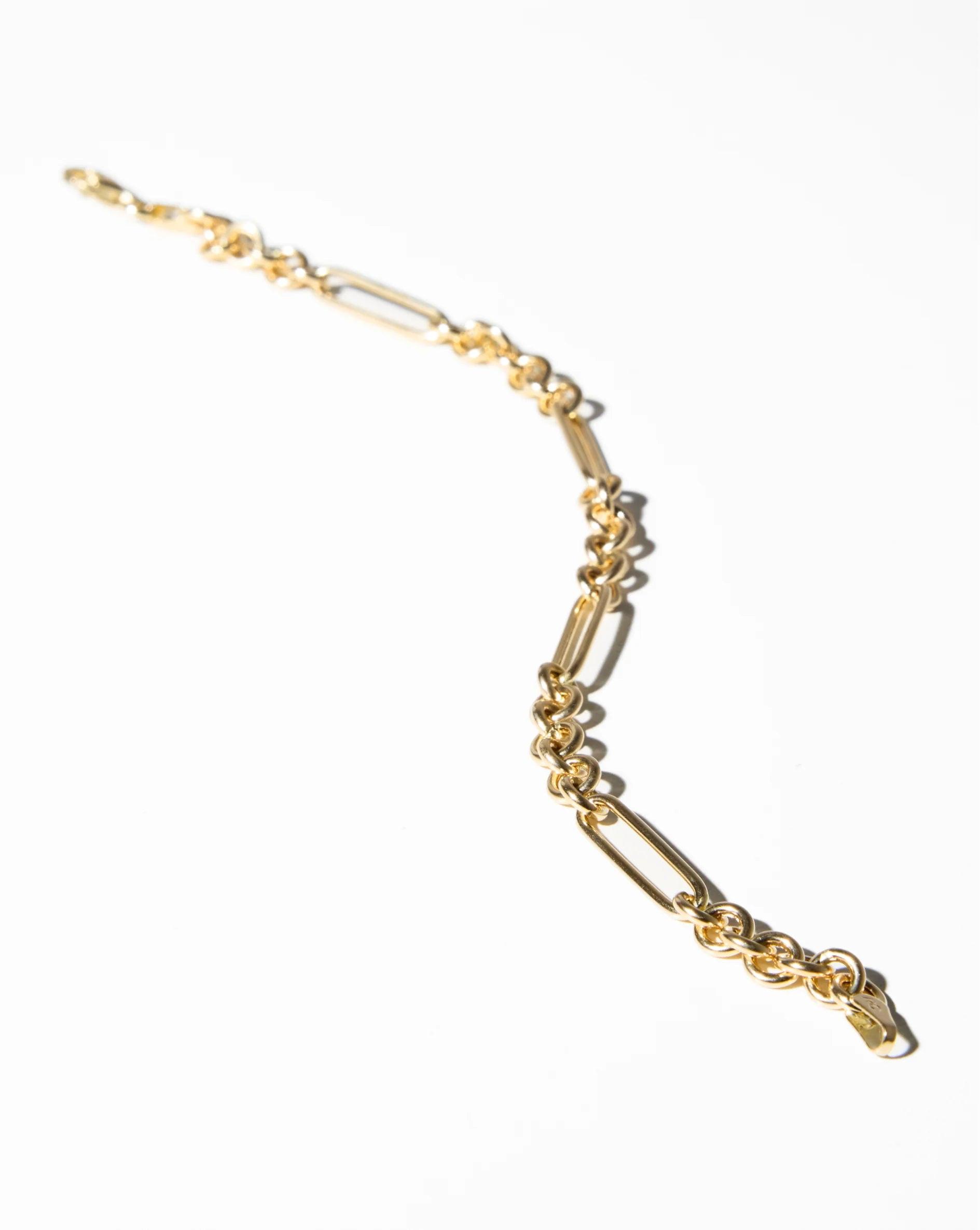 Elegant Mixed Link Chain Bracelet - Perfect for Any Occasion.