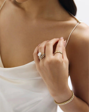 Stunning 3.30ct Oval Diamond Wave Engagement Ring in 14K Gold.