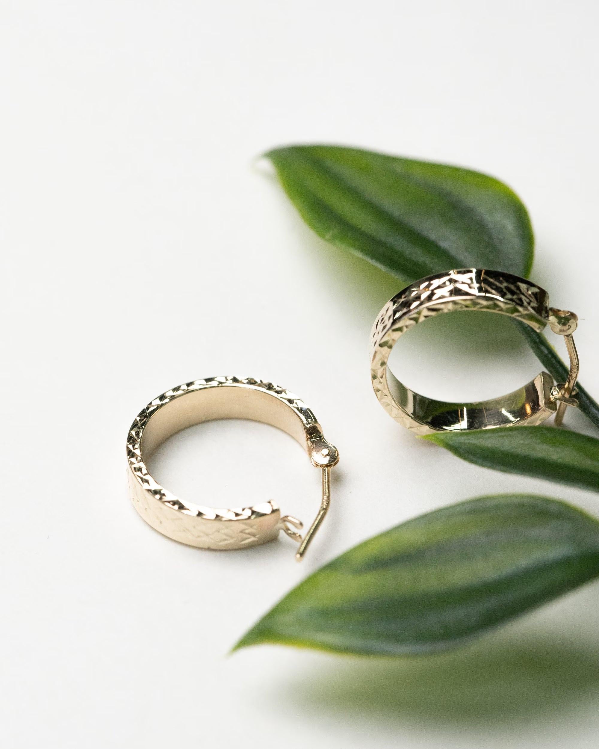 Elegant 14K Solid Gold Hoop Earrings with Diamond Cut Design – Textured Hoops for Women.