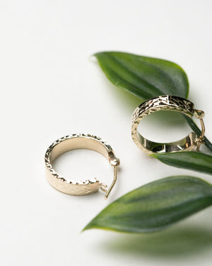 Elegant 14K Solid Gold Hoop Earrings with Diamond Cut Design – Textured Hoops for Women.