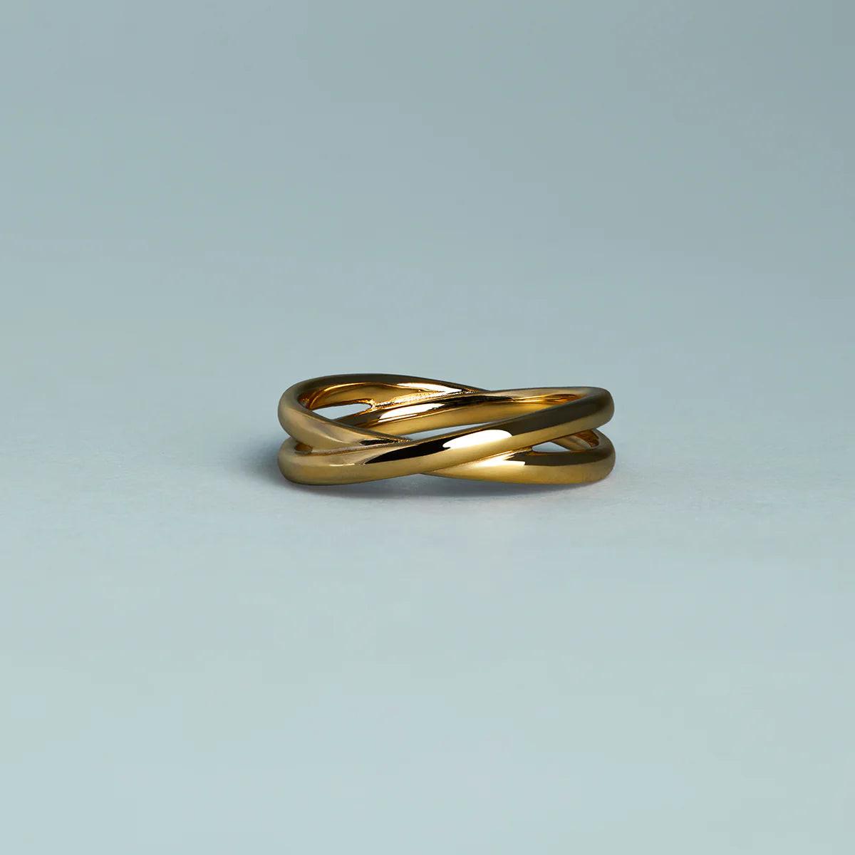 Stunning Gold Crossover Illusion Band Ring - Elevate Your Elegance!.