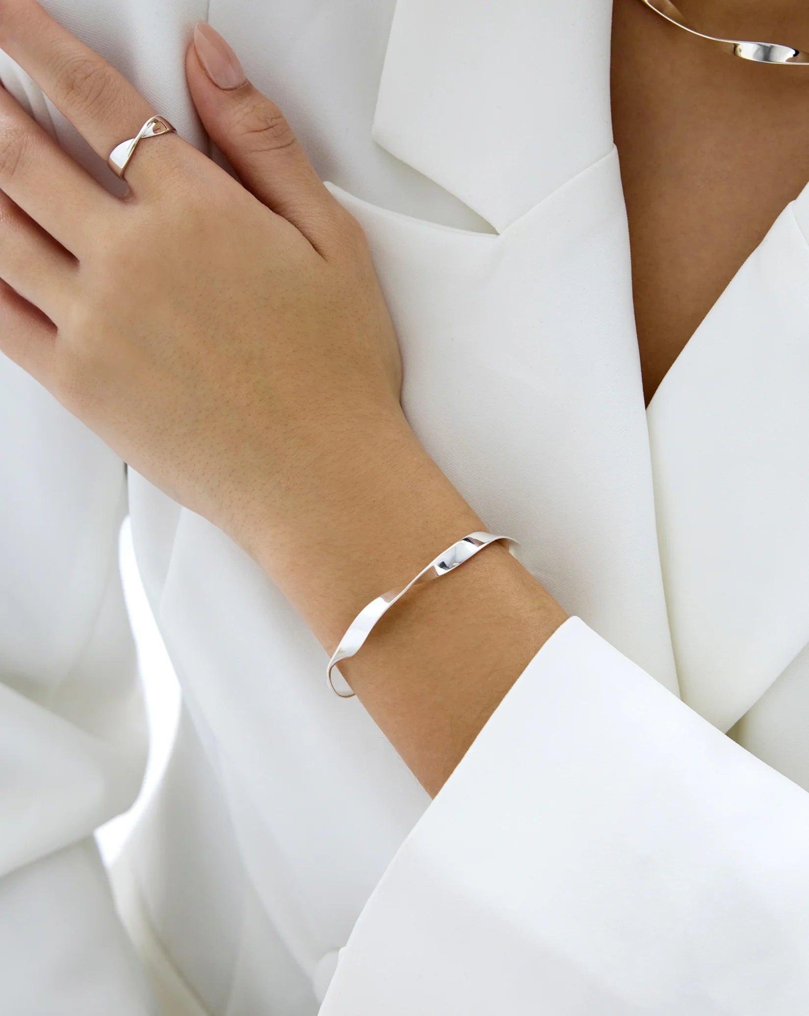 Elegant Silver Twist Cuff Bracelet – Timeless Style and Sophistication.