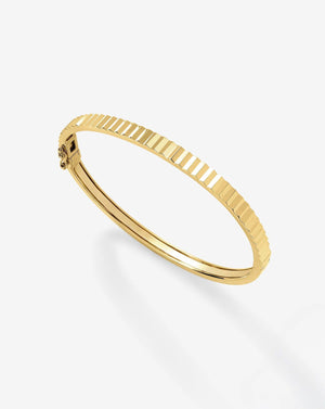 Elegant Fluted Gold Bangle - Timeless Luxury Accessory.