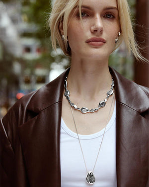 Elegant Forma Toggle Clasp Necklace for Timeless Style.