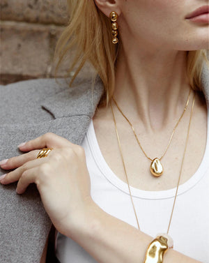 Elegant Forma Pendant Necklace - A Timeless Statement Piece.