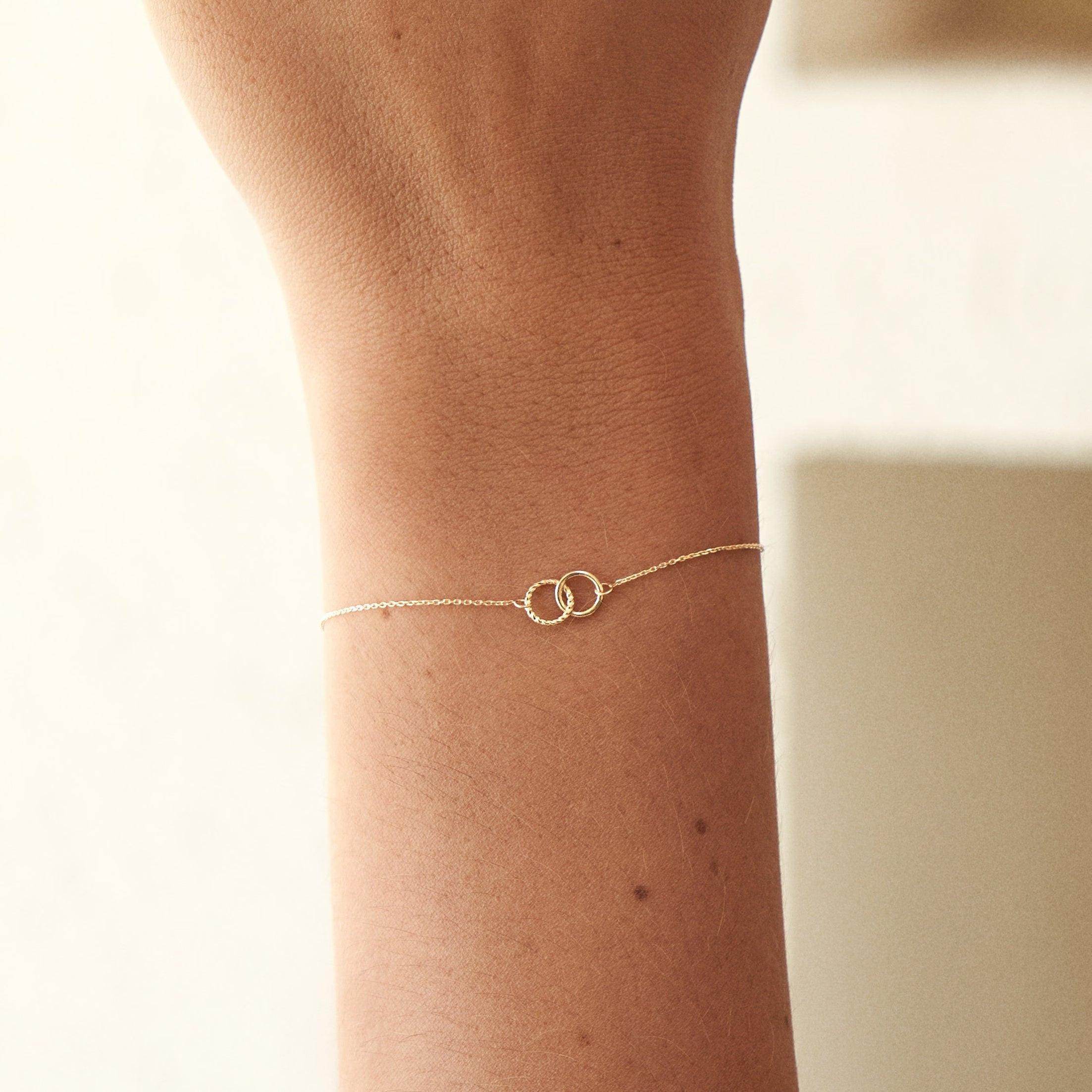 Elegant 14K Solid Gold Interlocking Circle Bracelet - Dainty Connection Jewelry Gift for Her.