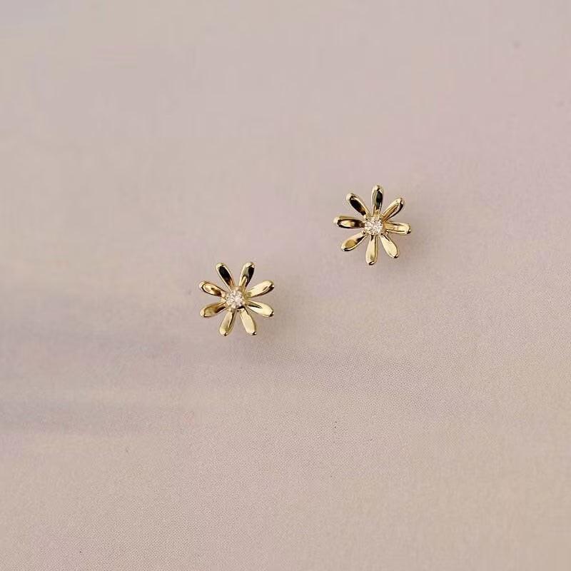 9ct Solid Gold Mini Flower Stud Earrings – Dainty Floral Sparkle for Birthdays & Everyday Luxe.
