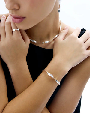 Elegant Silver Twist Cuff Bracelet – Timeless Style and Sophistication.