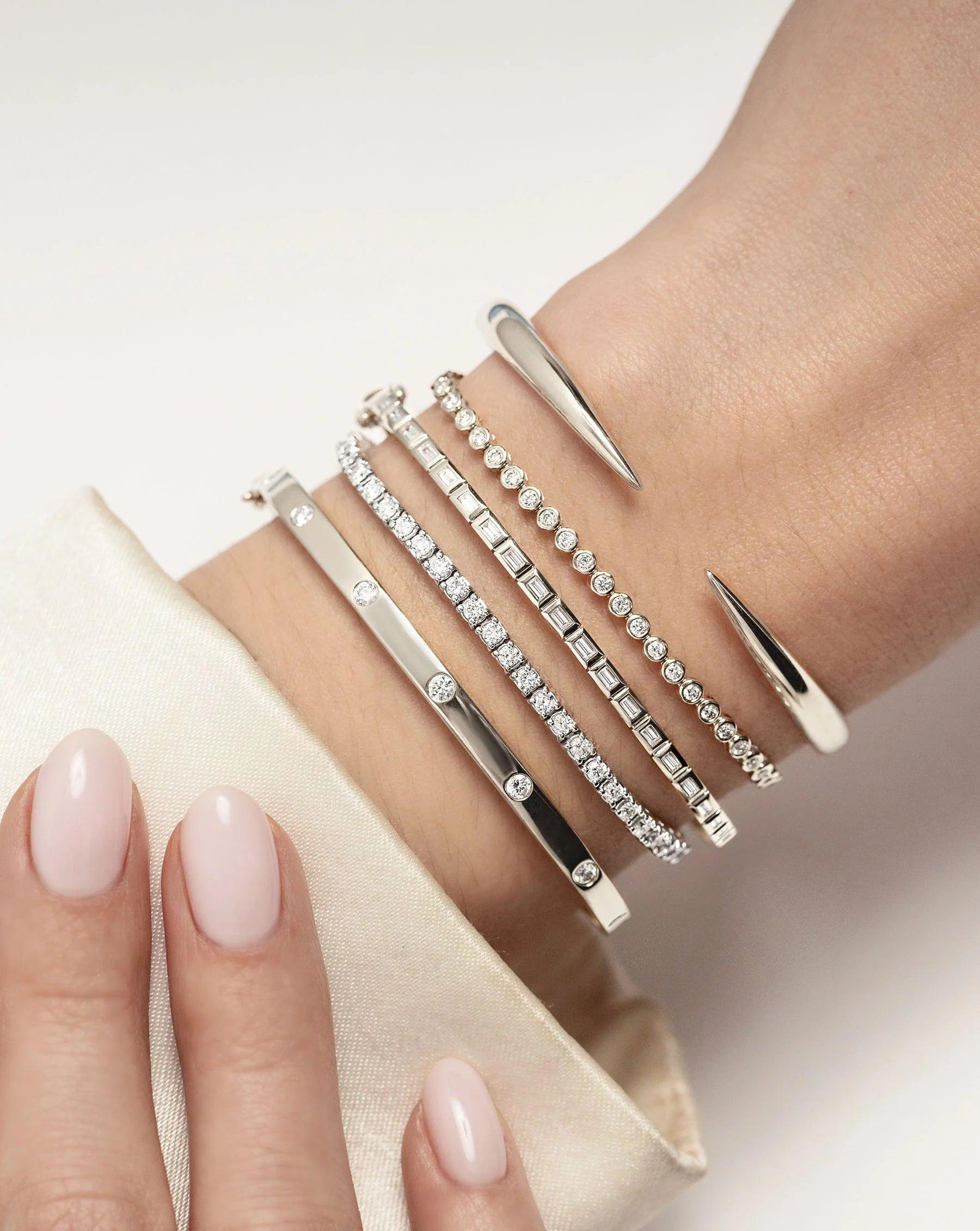 Elegant Gold Claw Cuff Bracelet – A Statement of Luxury.