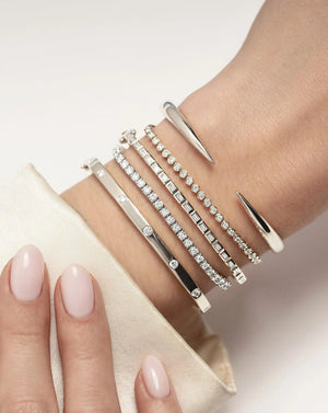 Elegant Gold Claw Cuff Bracelet – A Statement of Luxury.