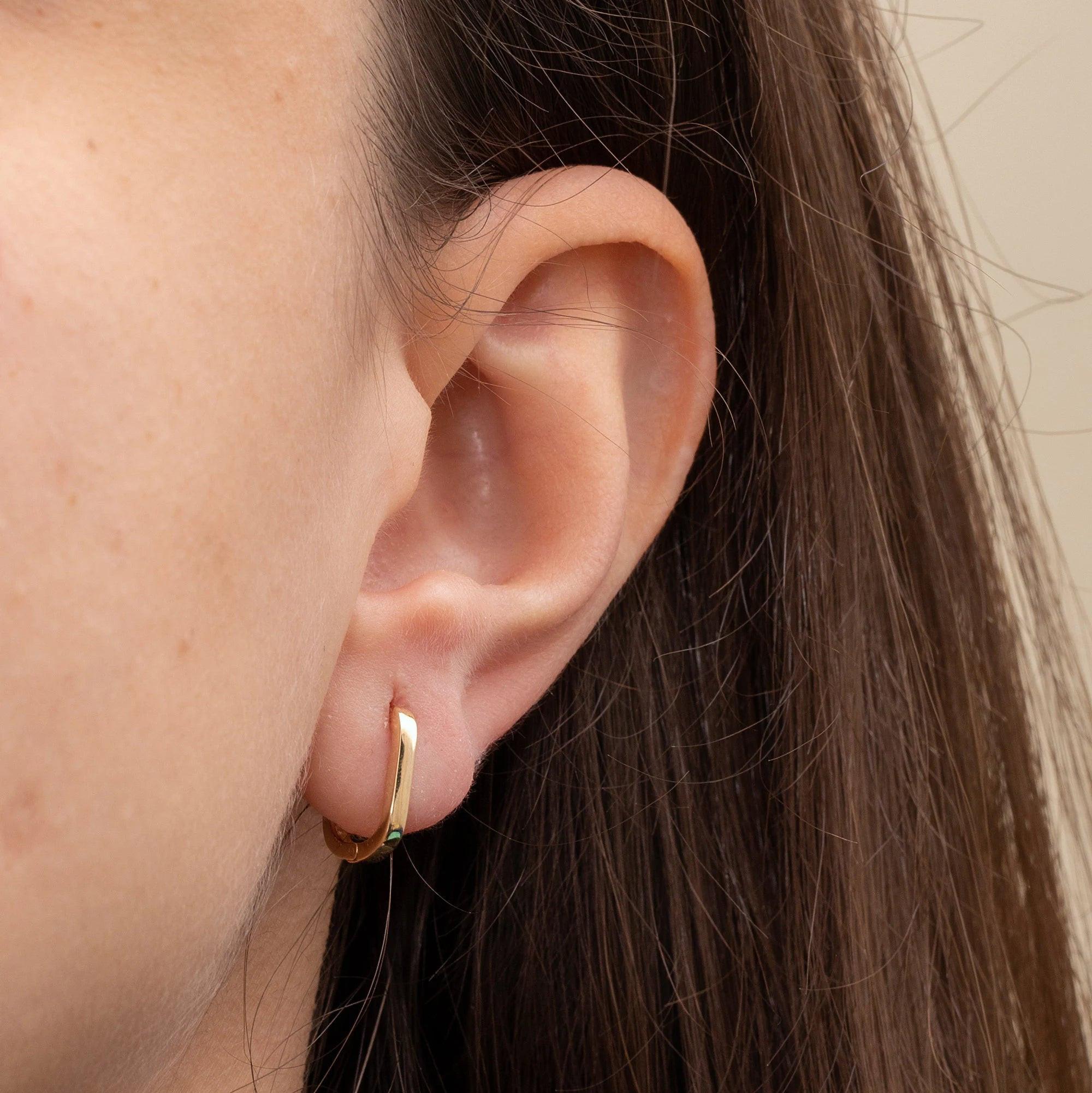 Elegant Solid Gold Paperclip Hoop Earrings in 10K, 14K & 18K – Modern Oval Design for Everyday Luxury & Special Occasions.