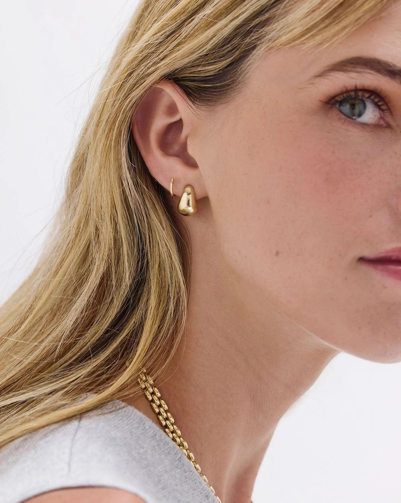 Elegant Classic Gold Huggie Earrings for Timeless Style.