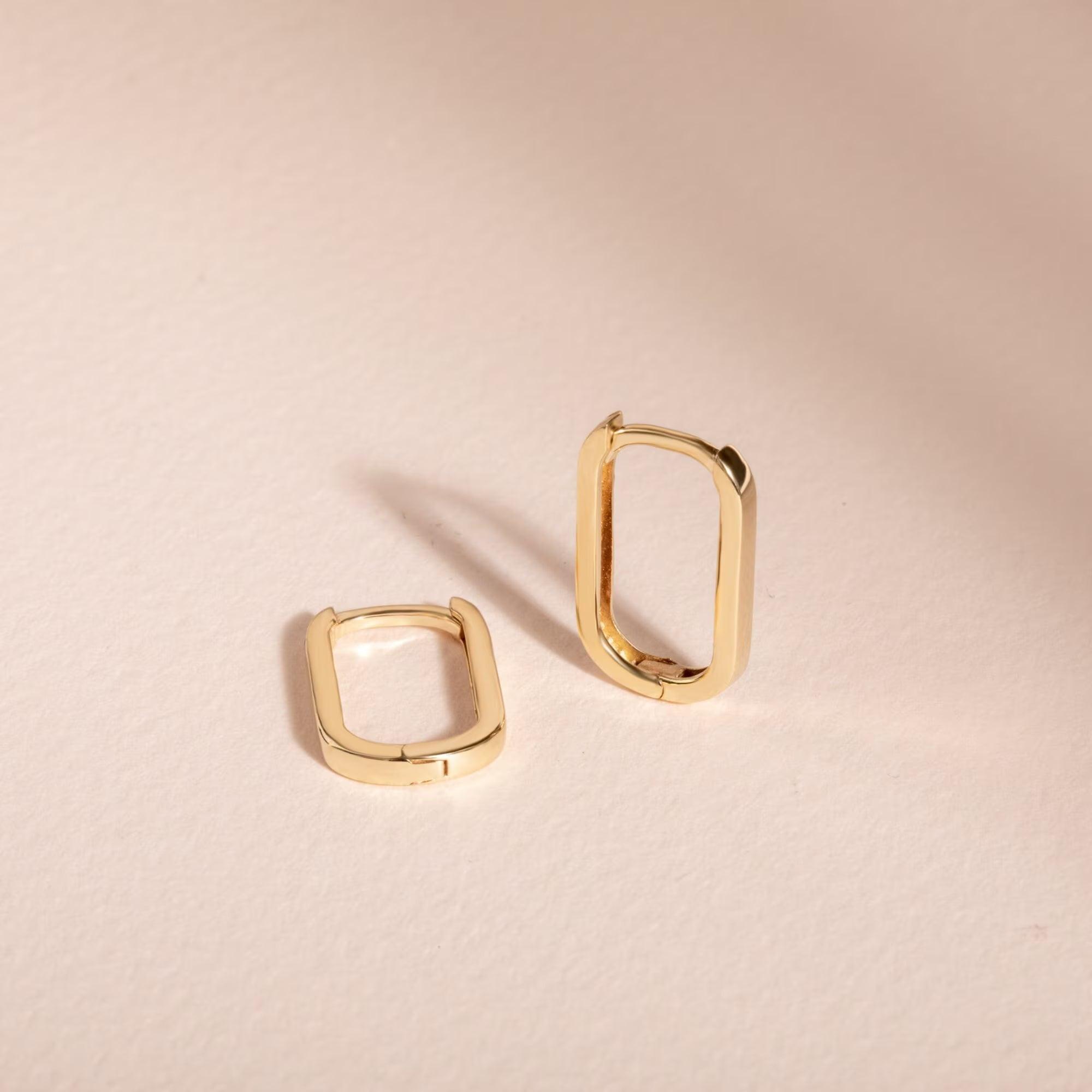 Elegant Solid Gold Paperclip Hoop Earrings in 10K, 14K & 18K – Modern Oval Design for Everyday Luxury & Special Occasions.