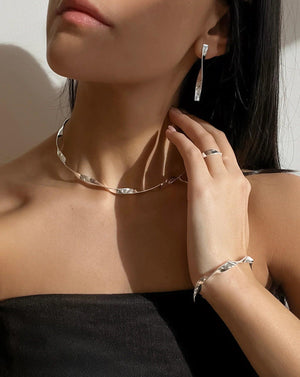 Elegant Silver Twist Cuff Bracelet – Timeless Style and Sophistication.