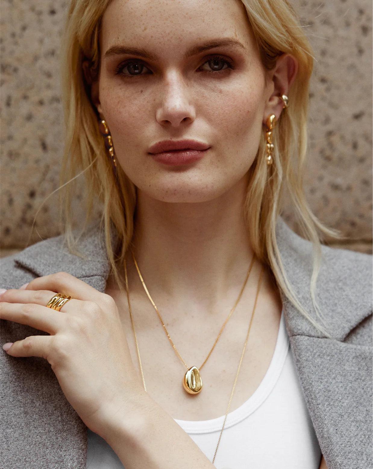 Elegant Forma Pendant Necklace - A Timeless Statement Piece.
