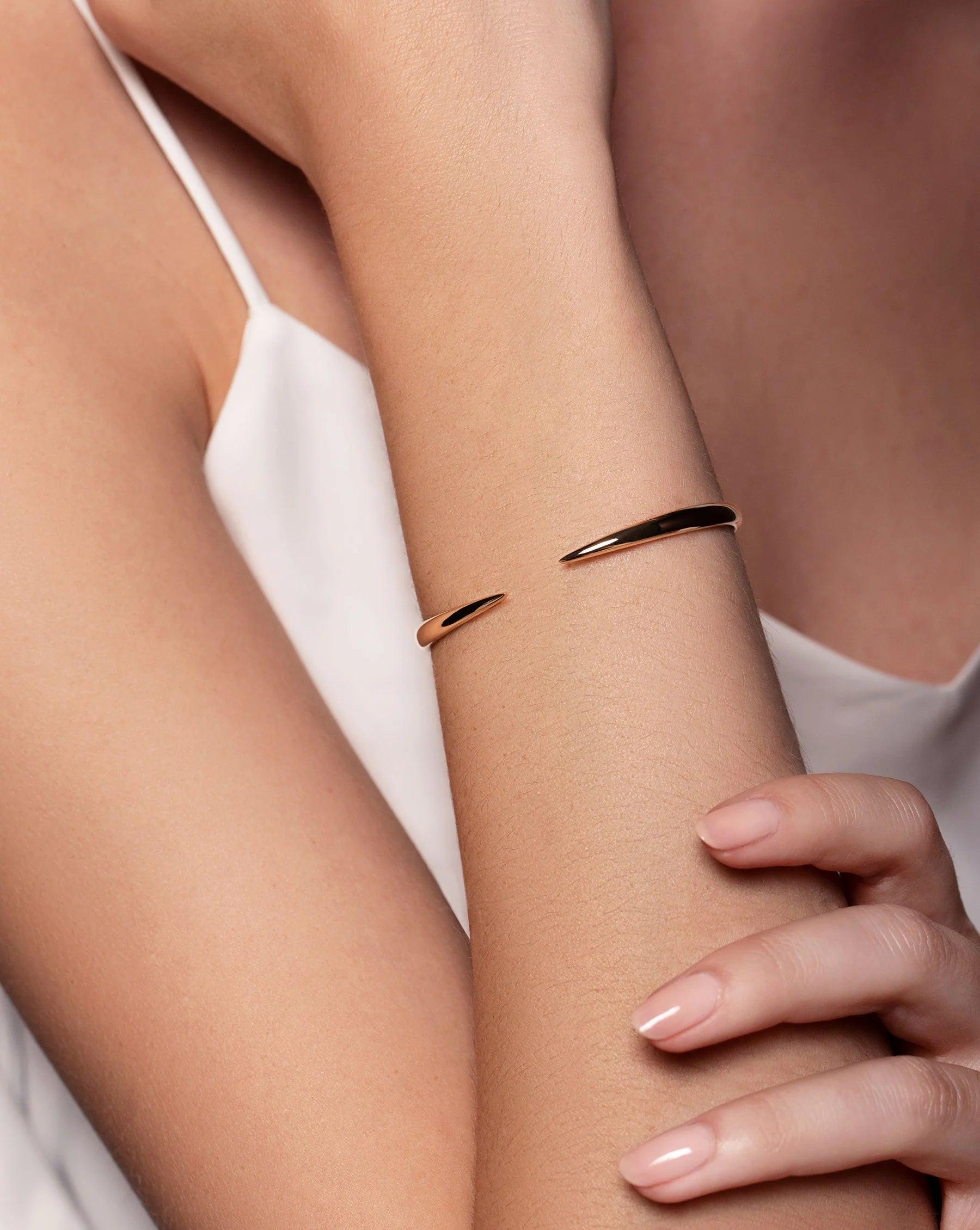 Elegant Gold Claw Cuff Bracelet – A Statement of Luxury.