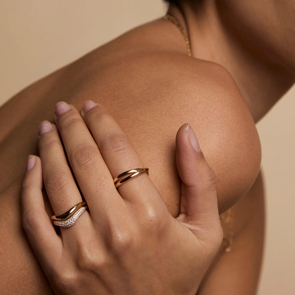Stunning Gold Crossover Illusion Band Ring - Elevate Your Elegance!.