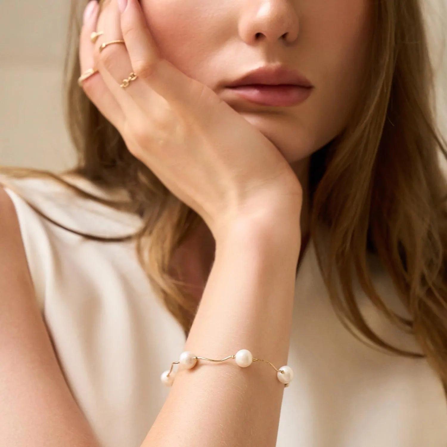 Exquisite 14K Solid Gold Freshwater Pearl & Diamond-Cut Chain Bracelet.