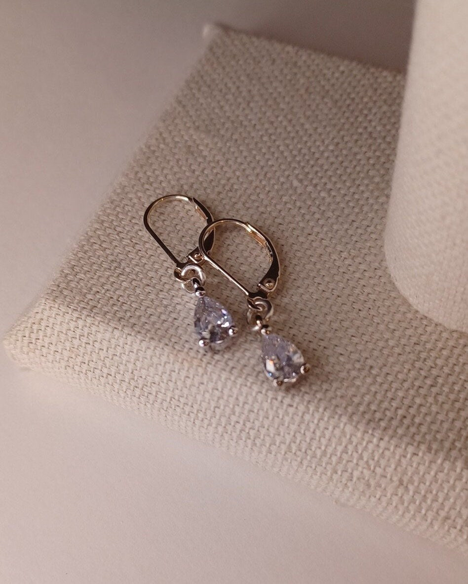 Teardrop Cubic Zirconia Earrings: 925 Sterling Silver Leverback Dangle