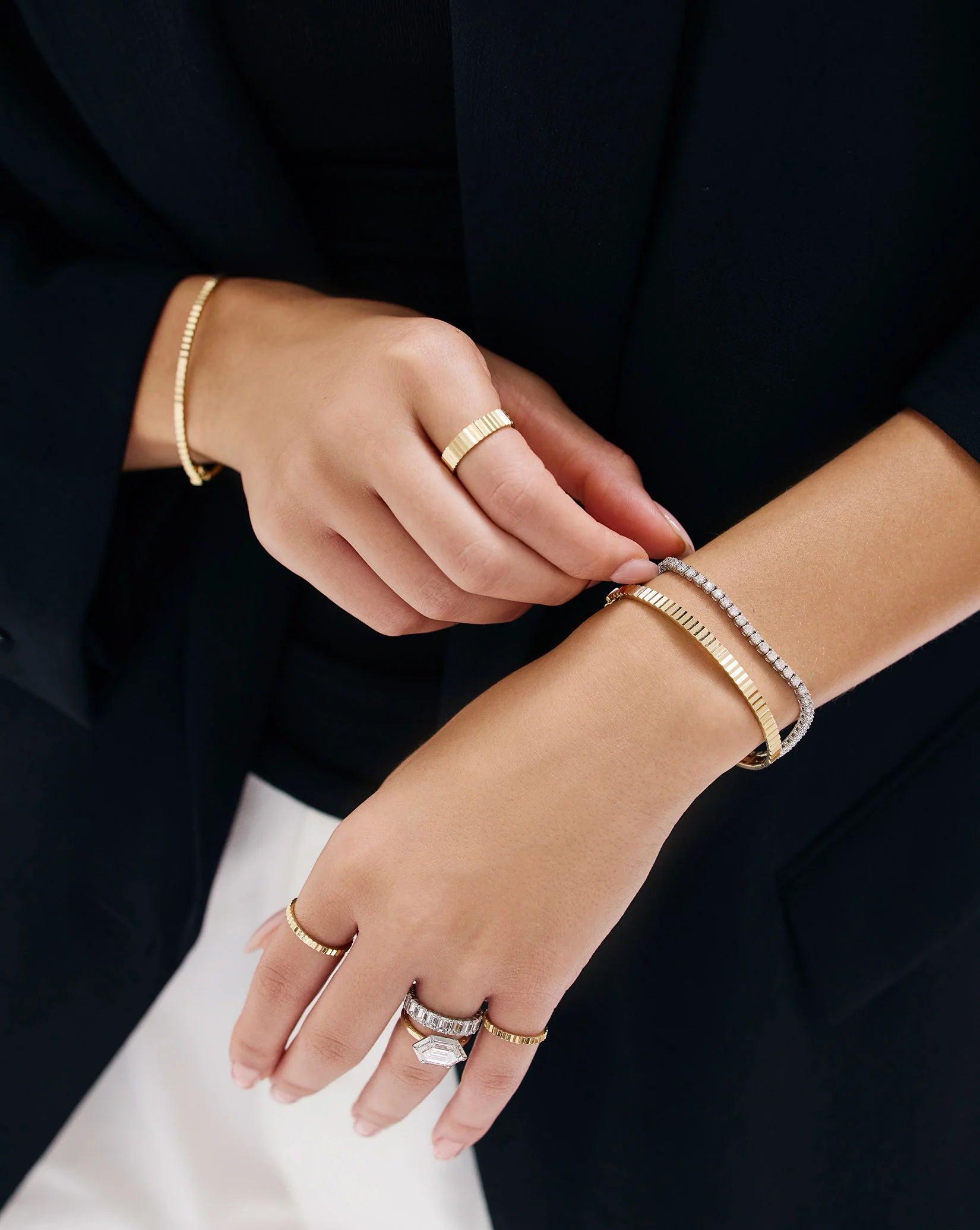 Elegant Fluted Gold Bangle - Timeless Luxury Accessory.