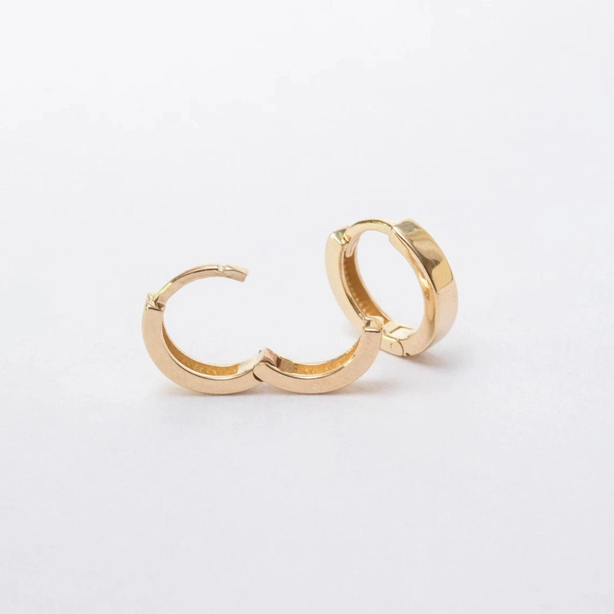 Elegant 14K & 18K Solid Gold Huggie Hoop Earrings - Perfect Everyday Gift for Mom.