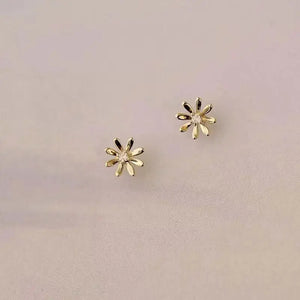 9ct Solid Gold Mini Flower Stud Earrings – Dainty Floral Sparkle for Birthdays & Everyday Luxe.