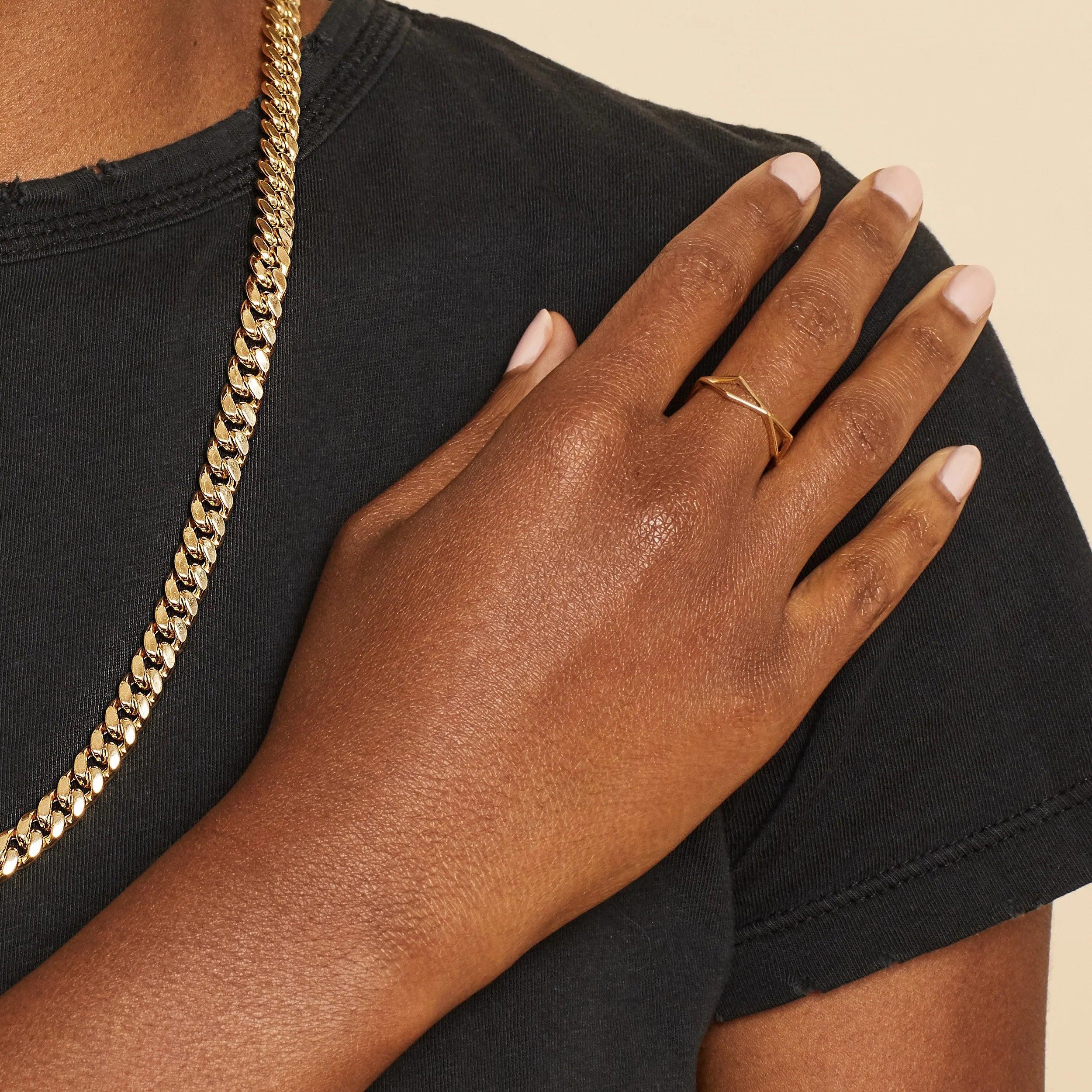 Vintage 1975 Bow Ring – Timeless Elegance and Charm.